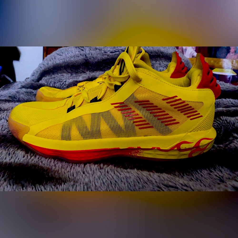 101/2 mens adidas like new shoes